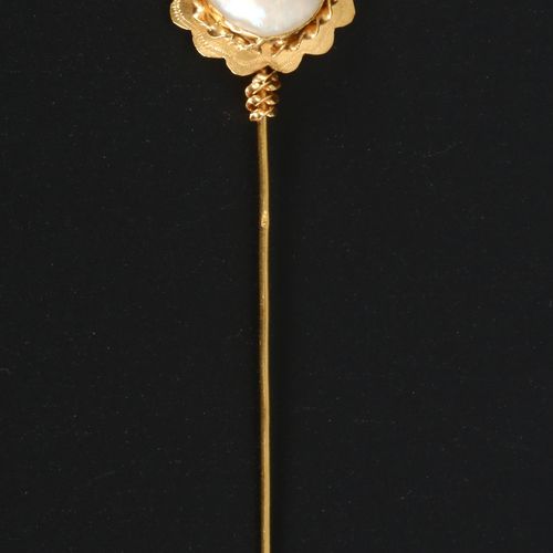 Antique gold pin set with baroque pearl Bague en acier inoxydable antique avec b&hellip;