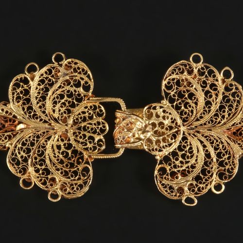 Zeeland, gold necklace lock. Zeeuwse gouden kraalhaak, ca. 1875 

18-krt. (=0,75&hellip;