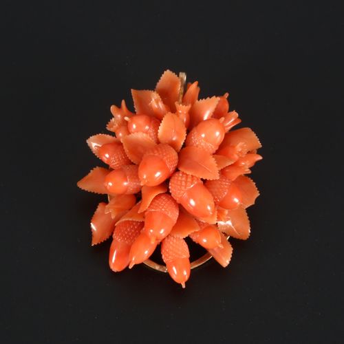 Rare Zeeland gold brooch with fine carved red coral, 19th century. Zeldzame Zeeu&hellip;