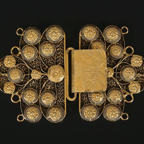Zeeland, gold necklace lock. Panier à linge en bois, vers 1875 

Achterslot" de &hellip;