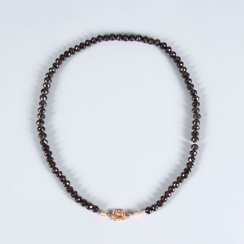 Antique mourning necklace with gold lock. Casse-tête en granit antique, rond 190&hellip;