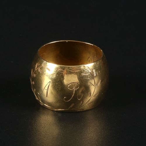 Gouden ‘tonne’ ring. Bague "tonne".

Rond 1900.

Taille 1,6 cm. Poids 6 grammes.