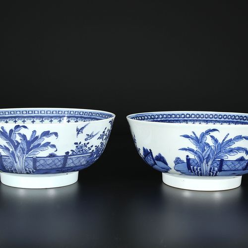 A Large Pair of Chinese Blue and White Porcelain Bowls Grande paire de bols en p&hellip;