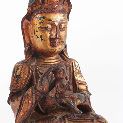 A Gilt Bronze Figure of Guanyin Figura in bronzo dorato di Guanyin Cina, tarda d&hellip;