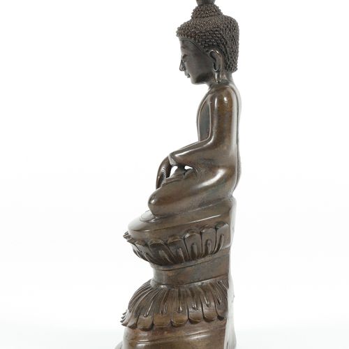 A Burmese Shan style bronze figure of Buddha Shakyamuni Figura de bronce de esti&hellip;