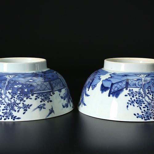 A Large Pair of Chinese Blue and White Porcelain Bowls Ein großes Paar chinesisc&hellip;