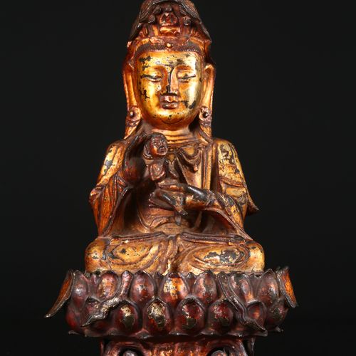 A Gilt Bronze Figure of Guanyin Figura de bronce dorado de Guanyin China, finale&hellip;