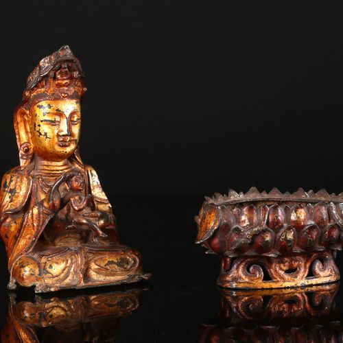 A Gilt Bronze Figure of Guanyin 鎏金观音铜像 中国，明朝晚期，17世纪 观音菩萨坐在莲花底座上，头戴华丽的头饰，面部表情安详，双&hellip;