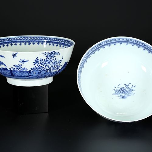A Large Pair of Chinese Blue and White Porcelain Bowls Grande paire de bols en p&hellip;