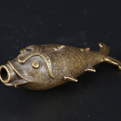 An Indian brass powder flask in the form of a fish. Frasco de latón indio con fo&hellip;