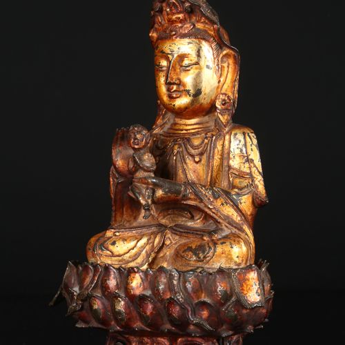 A Gilt Bronze Figure of Guanyin Vergoldete Bronzefigur von Guanyin China, späte &hellip;