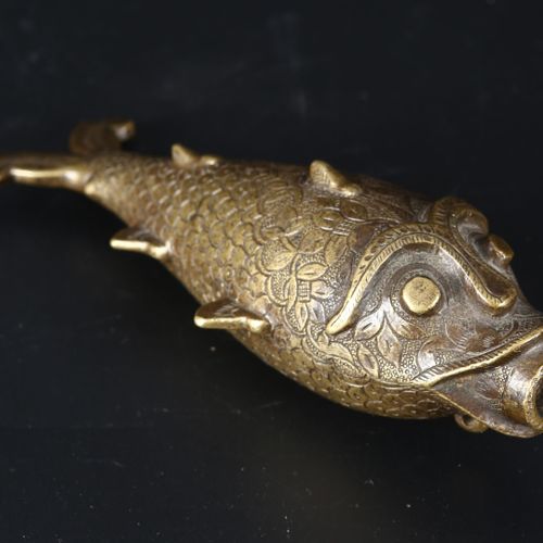 An Indian brass powder flask in the form of a fish. Fiaschetta indiana in ottone&hellip;