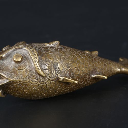 An Indian brass powder flask in the form of a fish. Fiaschetta indiana in ottone&hellip;