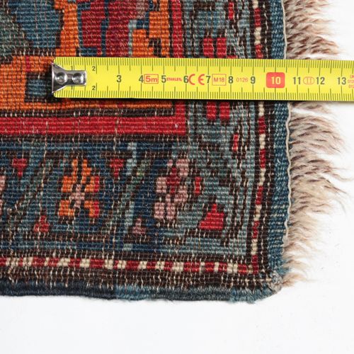 A Shirvan Rug Una alfombra de Shirvan. 

Cáucaso. 



Dimensiones aproximadas: 2&hellip;