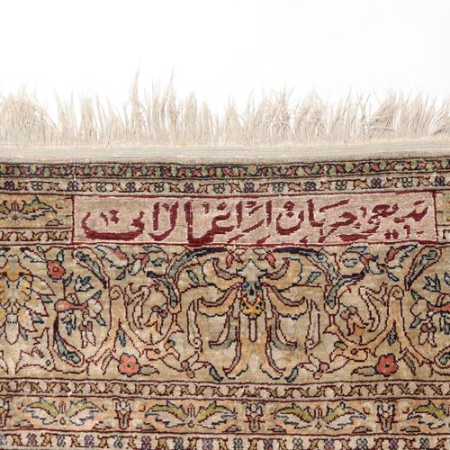 A Hereke Silk Rug 一块Hereke丝绸地毯。

西安纳托利亚。



中央的马德兰场上有一个大型的象牙盾牌，并由象牙边框框住，上面有一个铭文。&hellip;