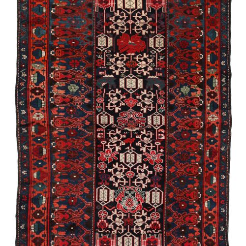 A Shirvan Rug Ein Schirwan-Teppich. 

Kaukasus. 



Maße ungefähr: 264 x 120 cm.&hellip;