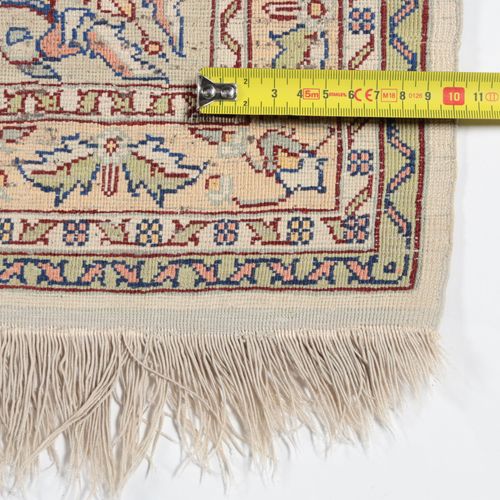 A Hereke Silk Rug Una alfombra de seda Hereke. 

Anatolia occidental. 



El cam&hellip;