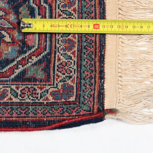 A Kashan Rug Ein Kashan-Teppich. 

Iran. 



Maße ungefähr: 213 x 133 cm. ( 6' 1&hellip;