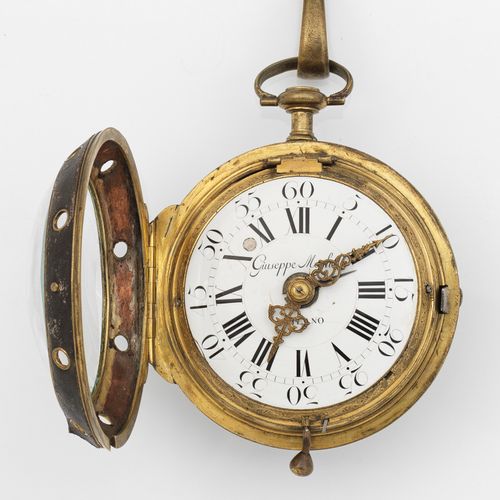 Barock-Kutschenuhr 由Giuseppe Meghele所谓的教练钟。黄铜材质，深棕色皮革覆盖。镂空釉面钟盒，背面有大型玫瑰花纹饰。白色珐琅表盘&hellip;