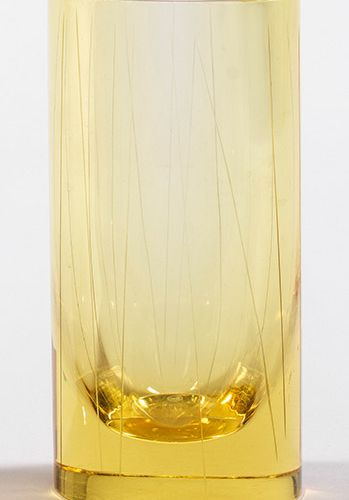 Moderne Glasvase von Moser 椭圆杯形，侧面加厚。金黄色玻璃，刻有线条装饰。公司蚀刻的印章。高22厘米。一个现代捷克波西米亚黄玻璃花瓶，&hellip;