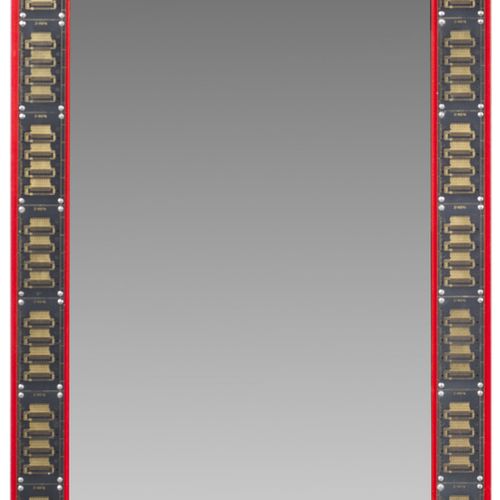 Wandspiegel von Petrus Wandrey 红色漆面层压木材。笔直的高长方形镜框，上面覆盖着螺钉固定的印刷电路板。大型硬盘导轨的上部完成。背面&hellip;