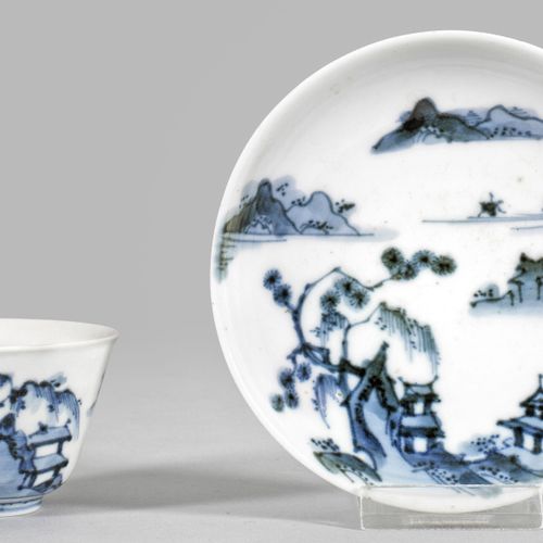 Kangxi-Blauweiß Koppchen mit Landschaftsdekor 在碟子上。瓷器。四面装饰有风格化的河流景观和双色蓝画的建筑。底部有釉&hellip;