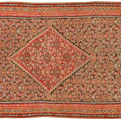 Alter Senneh-Kelim 波斯。20世纪中期；羊毛对羊毛，平织。场地上有一个大的红色钻石和密集的装饰图案，覆盖整个表面。宽大的边框，不同的边框环绕着&hellip;