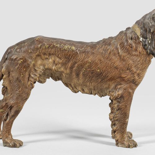 Große Wiener Bronze eines Jagdhundes 
锲而不舍，色彩斑斓的绘画。完全雕刻的，详细的，栩栩如生的描绘了一只站立的猎犬，它的头&hellip;