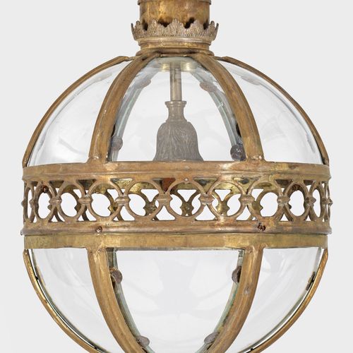 Deckenampel 1个灯；青铜色，抛光处理和无色玻璃。异型支柱的球形体。在中心，有一个由圆形元素组成的开放式门楣。电气化。高70厘米。D. 40厘米。
一&hellip;