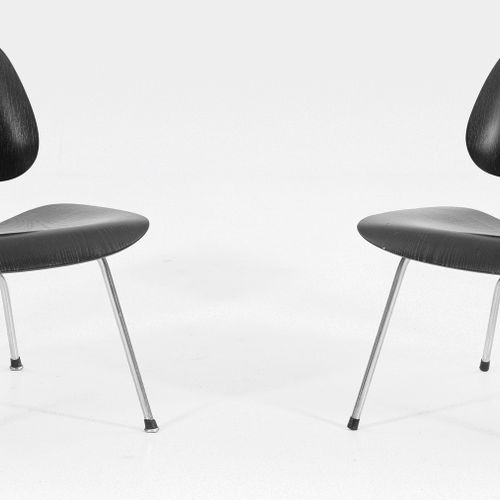 Paar frühe "LCM" Stühle von Charles & Ray Eames 金属和黑色漆面胶合板。由细长的、倾斜的圆杆组成的框架，支撑着有机&hellip;
