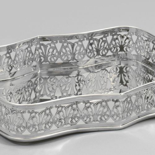 Galerietablett Silver. Smooth, curved base plate, surrounded by a volute openwor&hellip;