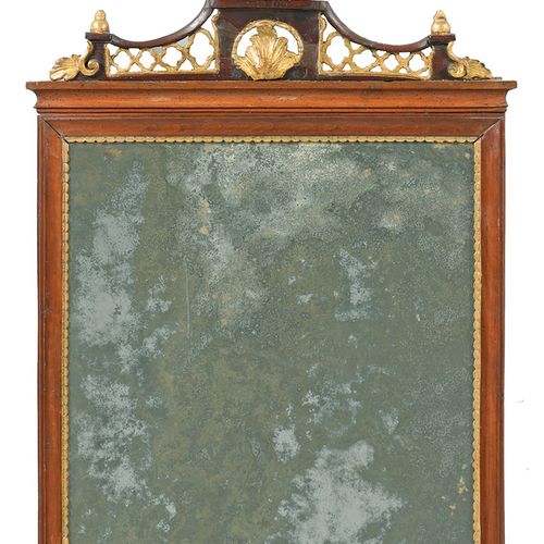 Louis XVI-Wandspiegel 红木和木材，雕刻，镶嵌和镀金。直线，高长方形，异型镜框，有窄齿楣。镂空上层的格子图案和大花瓶顶饰。旧镜面玻璃。118&hellip;