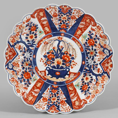 Große Imari-Platte Porcelain. Round, fan-shaped plate. Imari décor. In the sligh&hellip;