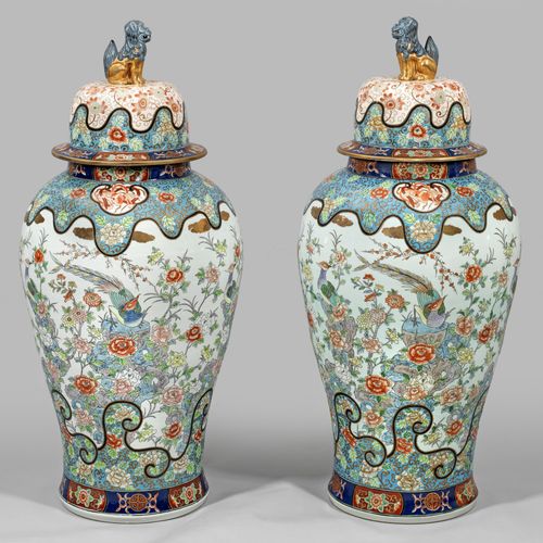 Paar monumentale "Famille rose"-Deckelvasen En porcelaine. Corps de forme balust&hellip;