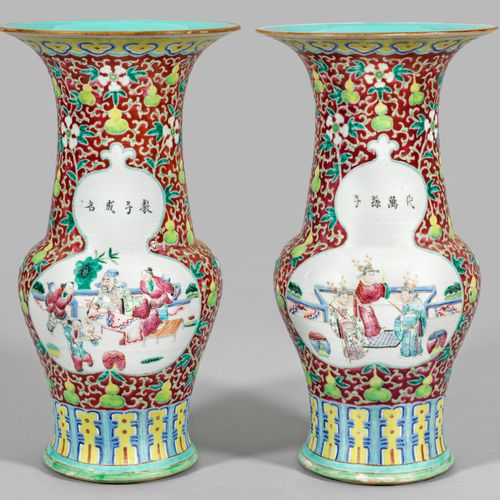 Paar "Famille rose"-Balustervasen mit höfischen Szenen 瓷器中。在墙的两边，在卷须、葫芦和花朵的框架色背景&hellip;