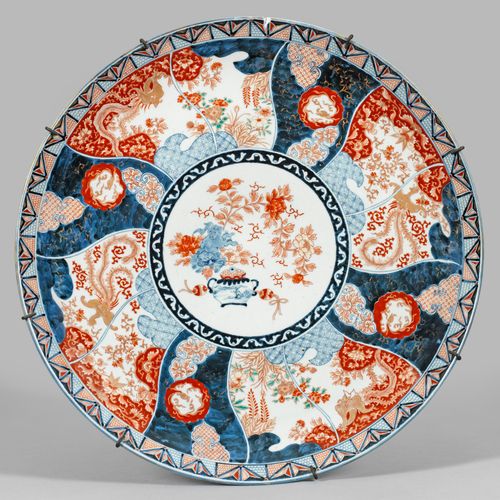 Große Imari-Platte En porcelaine. Forme ronde. Dans le miroir légèrement en creu&hellip;
