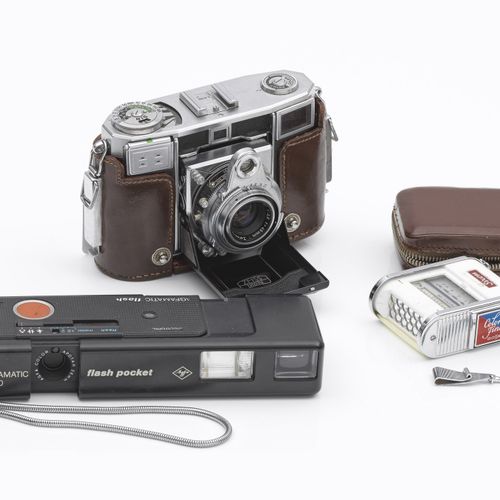 Drei Vintage Kameras Agfamatic 4000传感器闪光袋和Agfamatic 4008传感器袋以及Konica Revio Z2取景相&hellip;