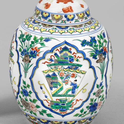 Ingwergefäß "Famille verte" 瓷器。四个面板的表面覆盖装饰，包含了带有建筑和佛教幸福象征的风格化风景，边上是郁郁葱葱的莲花和菊花，多色&hellip;