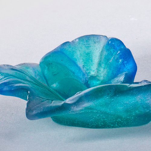 Zierschälchen von Daum 浮雕的形状是一片叶子和一朵花。Pâte-de-verre，半透明的玻璃块，有蓝色和绿松石色调的彩虹色，模具熔化。签&hellip;