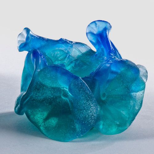 Teelichthalter von Daum 几朵花形状的浮雕。Pâte-de-verre，半透明的玻璃块，有蓝色、绿松石色的彩虹色，模制。签名为 "Daum&hellip;