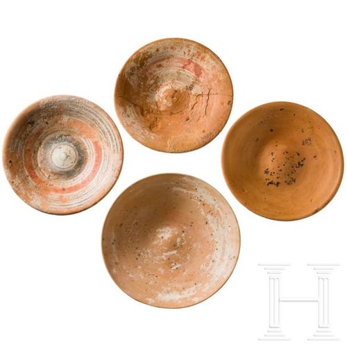 Four Hellenistic plates, 3rd – 1st century B.C. Quatre assiettes. Deux d'entre e&hellip;