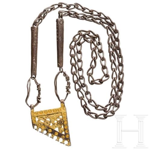 A Viking necklace with gold pendant, 9th – 10th century Une chaîne en argent, d'&hellip;