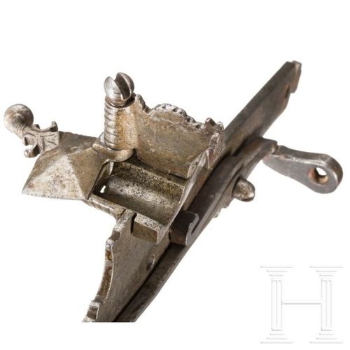 An Italian chiselled matchlock mechanism, 16th century Platine plate avec extrém&hellip;