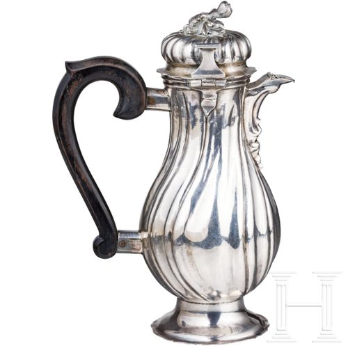 Null A French silver coffee pot, Paris, circa 1740 - 1745 
En argent. Pied rond &hellip;