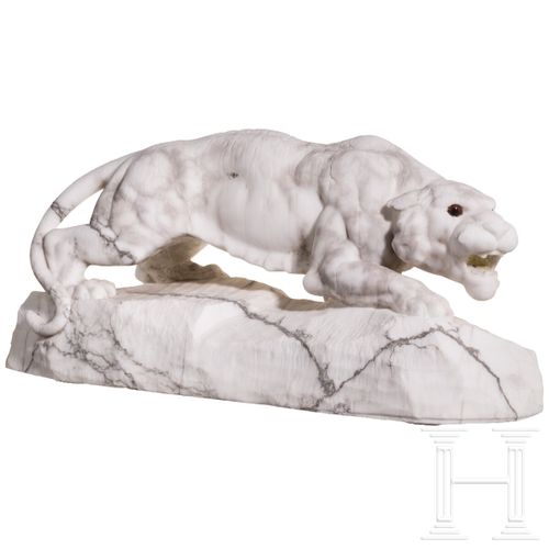 Null Une sculpture française Art Déco d'un tigre pacing en marbre, circa 1920/30&hellip;