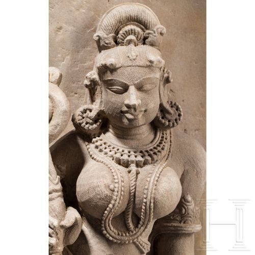 Null Une figure indienne en grès d'une déité féminine (Dewi Sri ?), probablement&hellip;