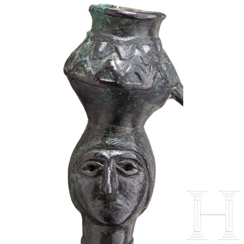 Null A bronze statue of a woman with a vessel on her head, Bactrian, late 3rd - &hellip;