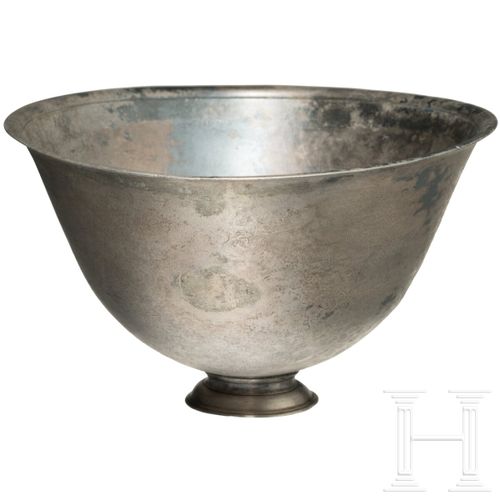 Null A Hellenistic silver cup, 2nd - 1st century B.C. 
Large silver cup with pro&hellip;
