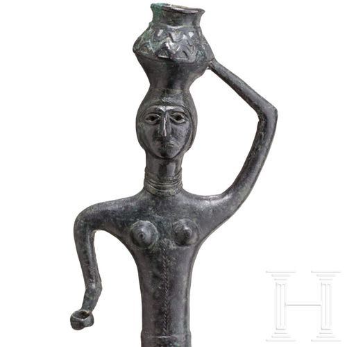 Null A bronze statue of a woman with a vessel on her head, Bactrian, late 3rd - &hellip;