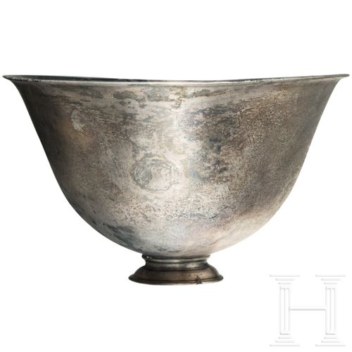 Null A Hellenistic silver cup, 2nd - 1st century B.C. 
Large silver cup with pro&hellip;
